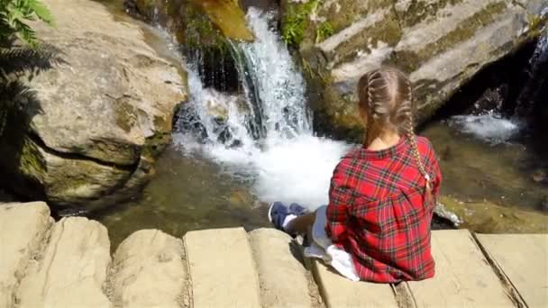 Kleines Mädchen genießt den Blick auf den Wasserfall in Krasnay Poliana — Stockvideo