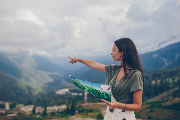 Joyeux jeune femme dans les montagnes dans le fond du brouillard — Photo