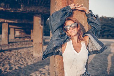 Şık kız kot ceket sahilde açık moda portre.