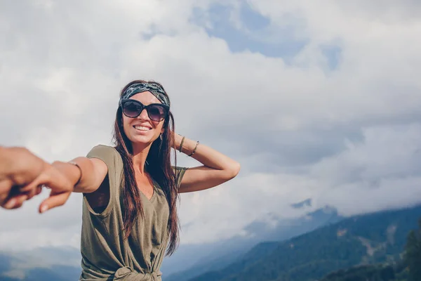 Mulher jovem feliz bonita em montanhas no fundo do nevoeiro — Fotografia de Stock