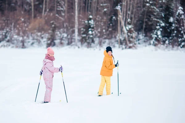 Dzieci na nartach w górach. Sporty zimowe dla dzieci. — Zdjęcie stockowe