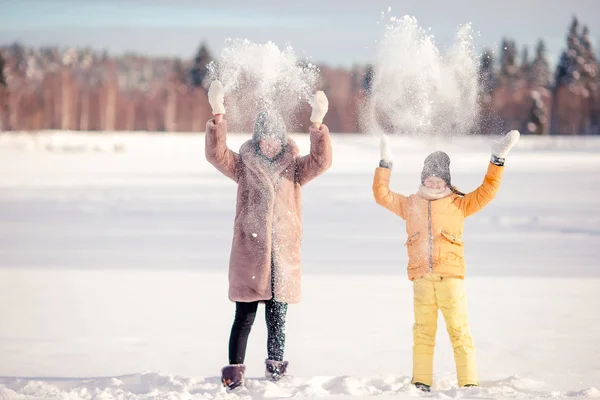 Familie mit Mutter und Kind im Urlaub an Heiligabend im Freien — Stockfoto