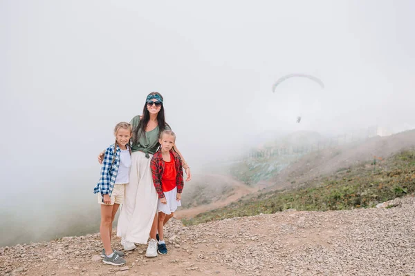 Beautiful happy family in mountains in the background of fog. Beautful landscape — Stock Photo, Image