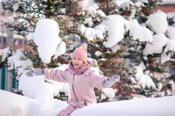 Adorable niña feliz trineo en invierno día nevado . — Foto de Stock