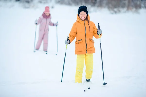 Kinderskifahren in den Bergen. Wintersport für Kinder. — Stockfoto