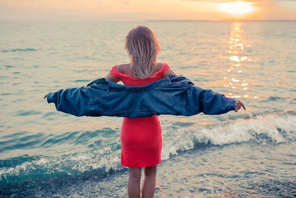 Outdoor fashion portret van stijlvolle meisje dragen jeans jas op het strand. — Stockfoto