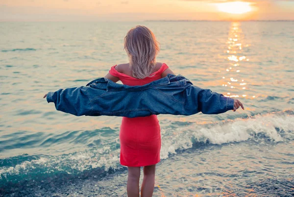 Portret odkryty moda stylowa dziewczyna na plaży na sobie dżinsowe. — Zdjęcie stockowe