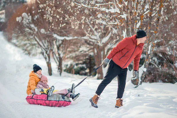 Famille de papa et les enfants vacances le soir de Noël en plein air — Photo