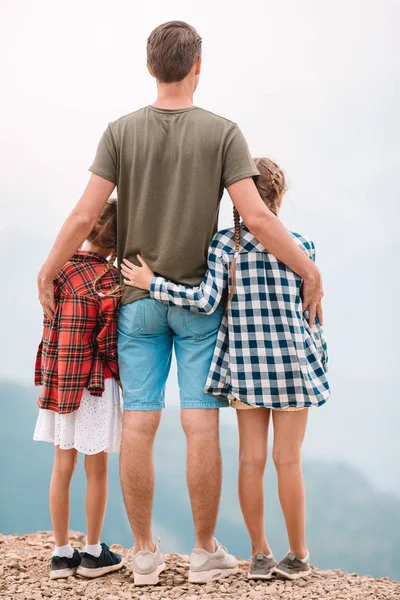 Hermosos niños y hombre feliz en las montañas en el fondo de la niebla —  Fotos de Stock