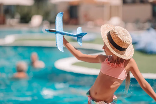 Hermosa niña divirtiéndose cerca de una piscina al aire libre —  Fotos de Stock