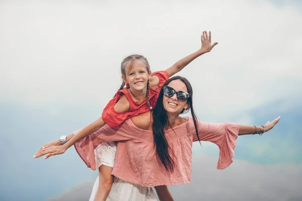 Hermosa familia feliz en las montañas en el fondo de la niebla. Paisaje hermoso —  Fotos de Stock