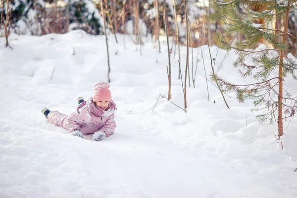 Urocze małe szczęśliwe dziewczyny sanki w zimowy śnieżny dzień. — Zdjęcie stockowe