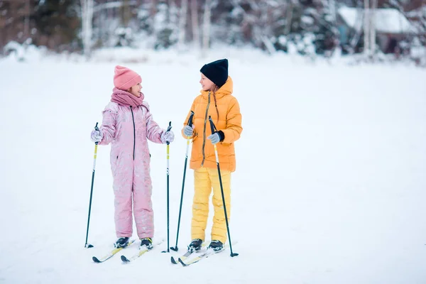 Sci per bambini in montagna. Sport invernali per bambini . — Foto Stock