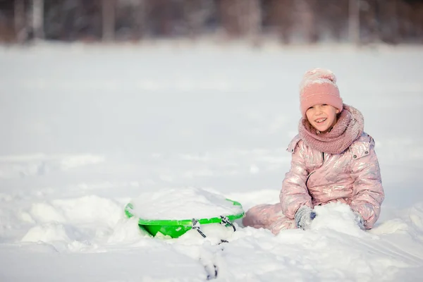 Esquí infantil en las montañas. Deportes de invierno para niños . — Foto de Stock