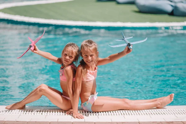 Hermosas niñas divirtiéndose cerca de una piscina al aire libre —  Fotos de Stock