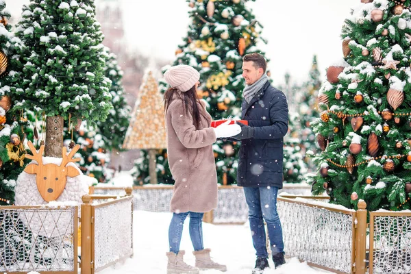 Junges Schönes Paar Feiert Weihnachten Der Stadtstraße Und Beschenkt Sich — Stockfoto