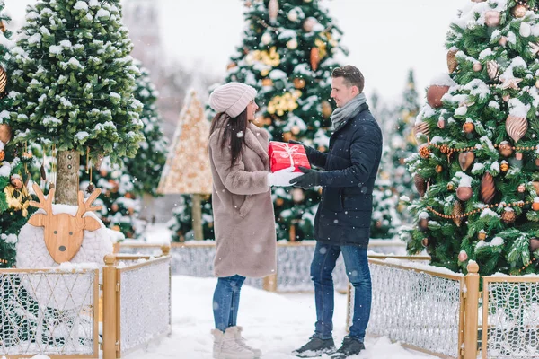 Familia Celebrando Navidad Aire Libre Con Regalo Año Nuevo Las —  Fotos de Stock