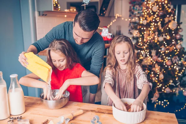 Frohe Weihnachten Und Frohe Feiertage Familienzubereitung Urlaub Essen Vater Und — Stockfoto