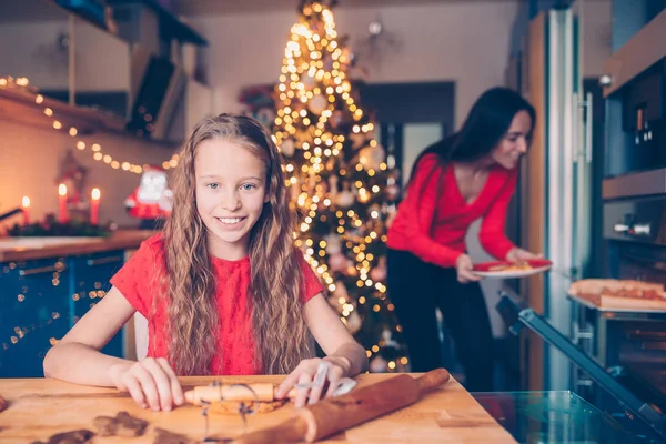 Adorable Niña Feliz Hornear Galletas Jengibre Navidad Con Mujer Joven —  Fotos de Stock