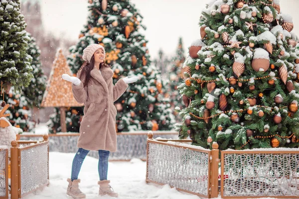 Beautidul Kvinna Nära Granen Snön Ute Julmarknad Fluffiga Snön Faller — Stockfoto