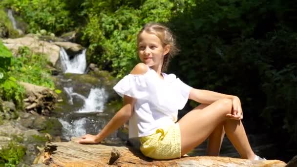 Little girl enjoying view of waterfall in Krasnay Poliana — Stock Video