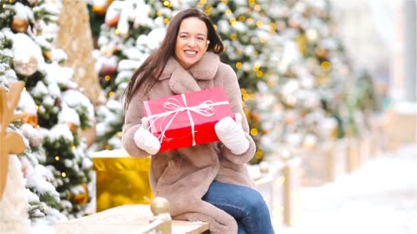 Boldog lány közel fenyőfa ág hó az új évben. — Stock videók