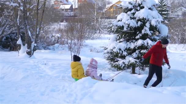 お父さんと チューブに乗って 冬のアウトドア楽しんで子供の若い幸せな家庭 — ストック動画