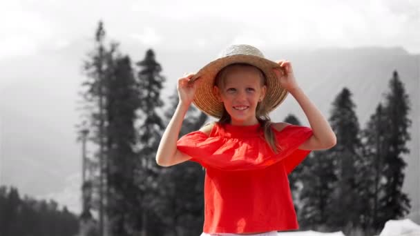 Hermosa niña feliz en las montañas en el fondo de la niebla — Vídeo de stock