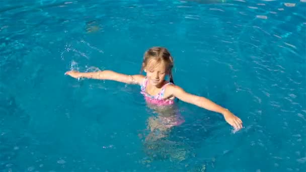 Adorable petite fille dans la piscine extérieure — Video