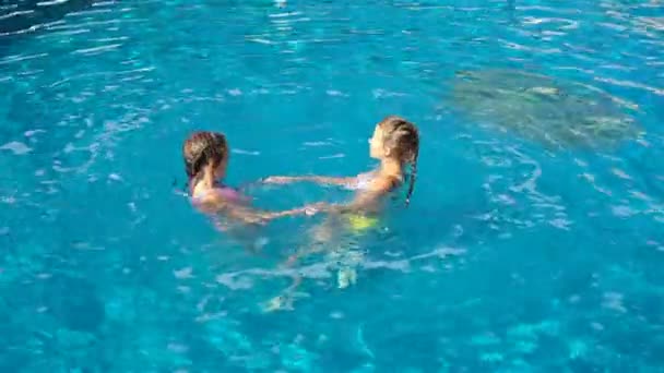 Αξιολάτρευτο κοριτσάκια στην εξωτερική πισίνα — Αρχείο Βίντεο