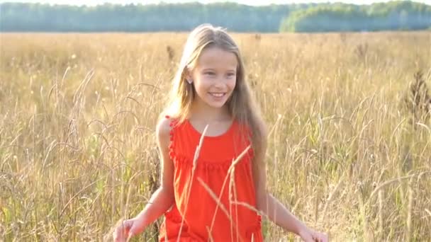 Hermosa niña rubia, tiene feliz diversión carita sonriente alegre, vestido rojo — Vídeo de stock