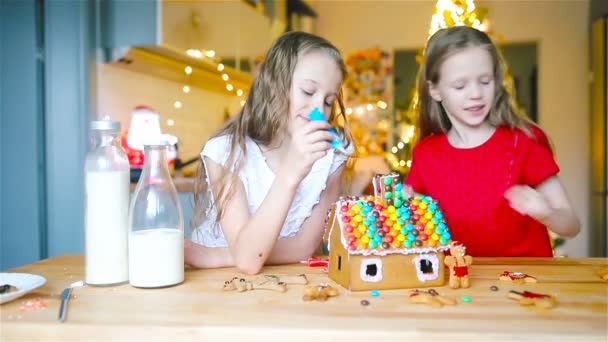 Bedårande Liten Girsl Dekorera Pepparkakshus Med Glasyr Bakgrund Lampor Och — Stockvideo