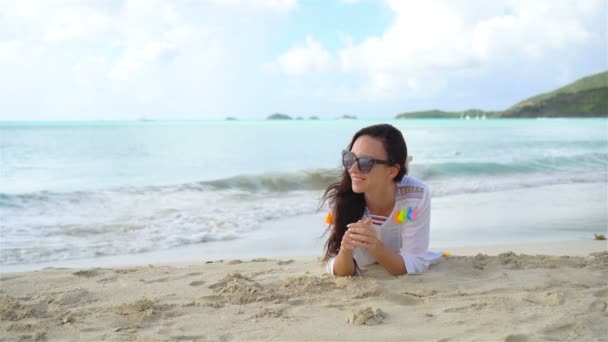 Mujer en la playa riendo y disfrutando de las vacaciones de verano l — Vídeos de Stock