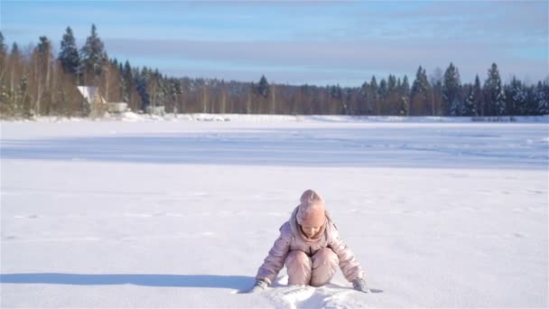 Παιδί σκι στα βουνά. Χειμερινό άθλημα για παιδιά. — Αρχείο Βίντεο