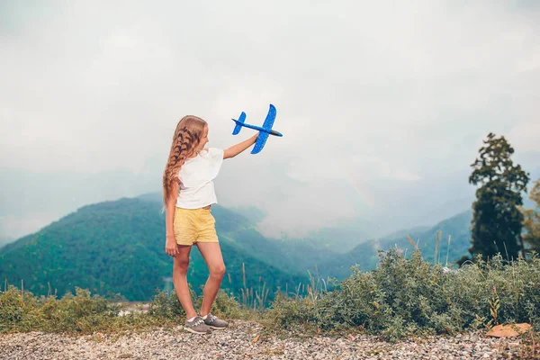Όμορφο χαρούμενο κοριτσάκι στα βουνά στο φόντο της ομίχλης — Φωτογραφία Αρχείου