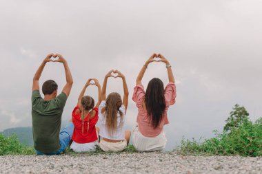 Sisin arkasındaki dağlarda güzel mutlu bir aile.