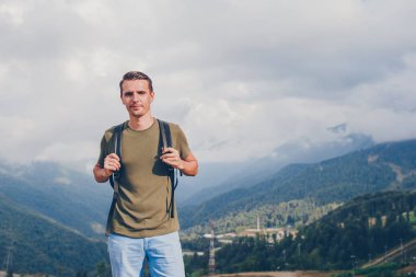 Sis arka planda dağlarda turist adam