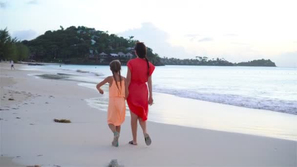 Retrato de niña y madre en vacaciones de verano — Vídeos de Stock