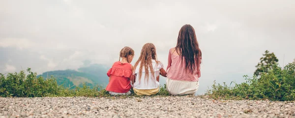 Bela família feliz em montanhas no fundo do nevoeiro. Paisagem bonita — Fotografia de Stock