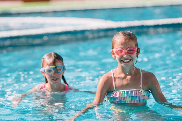 Adorables niñas en la piscina al aire libre —  Fotos de Stock