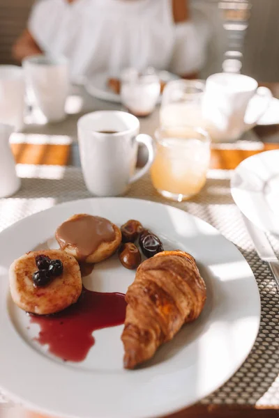 Köstlicher Kaffee und frischer Saft zum Frühstück im Café im Freien — Stockfoto