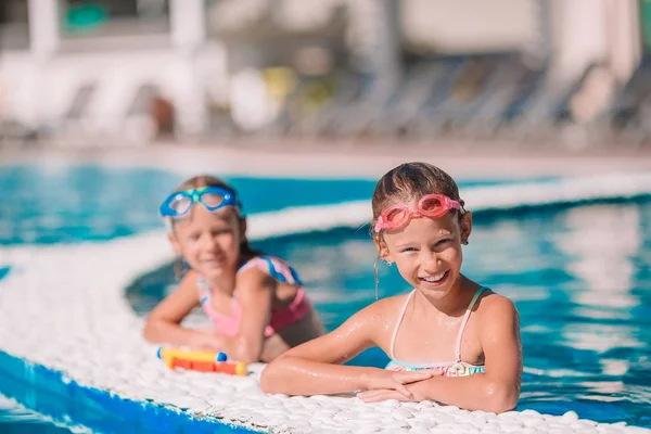 Schattige kleine meisjes in zwembad buiten — Stockfoto