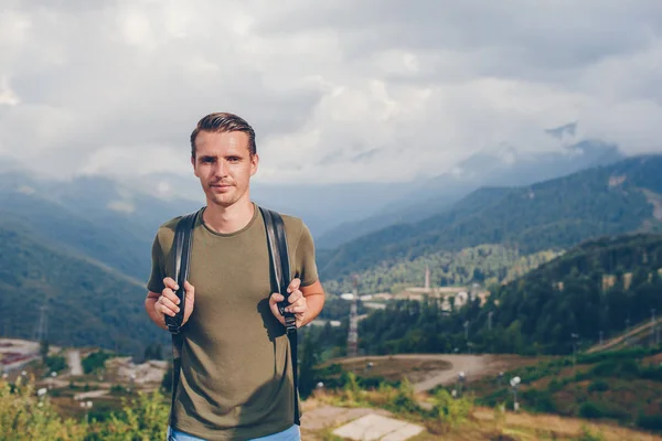 Tourist man in mountains in the background of fog — Stock Photo, Image