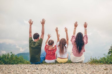 Sisin arkasındaki dağlarda güzel mutlu bir aile.