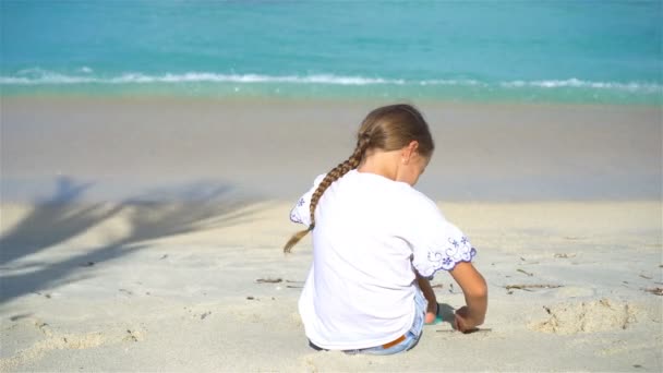 Entzückendes kleines Mädchen am weißen Strand während der Sommerferien — Stockvideo