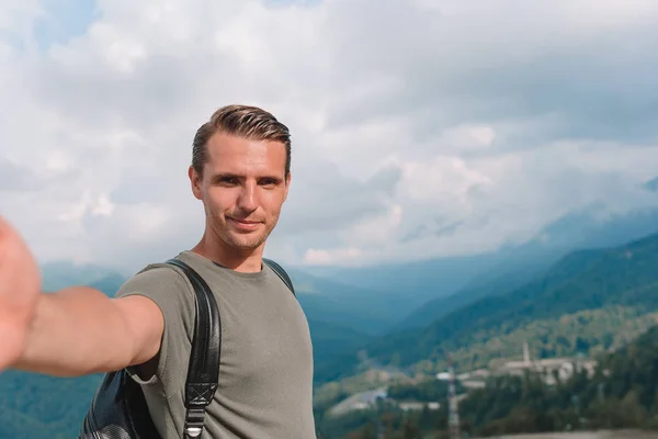 Man turist tar selfie i bergen utomhus — Stockfoto