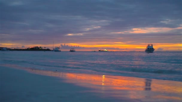 Pôr do sol bonito surpreendente em uma praia caribenha exótica — Vídeo de Stock