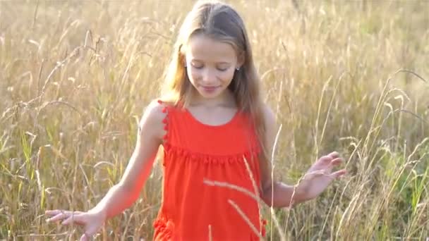 Bella bambina bionda, ha allegro divertimento allegro volto sorridente, vestito rosso — Video Stock