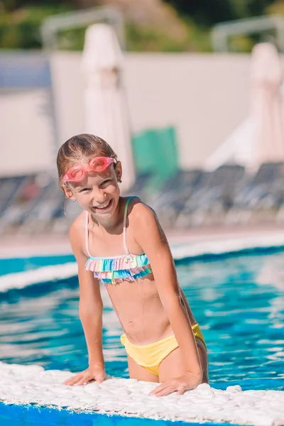 Bella bambina si diverte vicino a una piscina all'aperto — Foto Stock