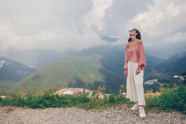 Belle jeune femme heureuse dans les montagnes dans le fond de brouillard — Photo